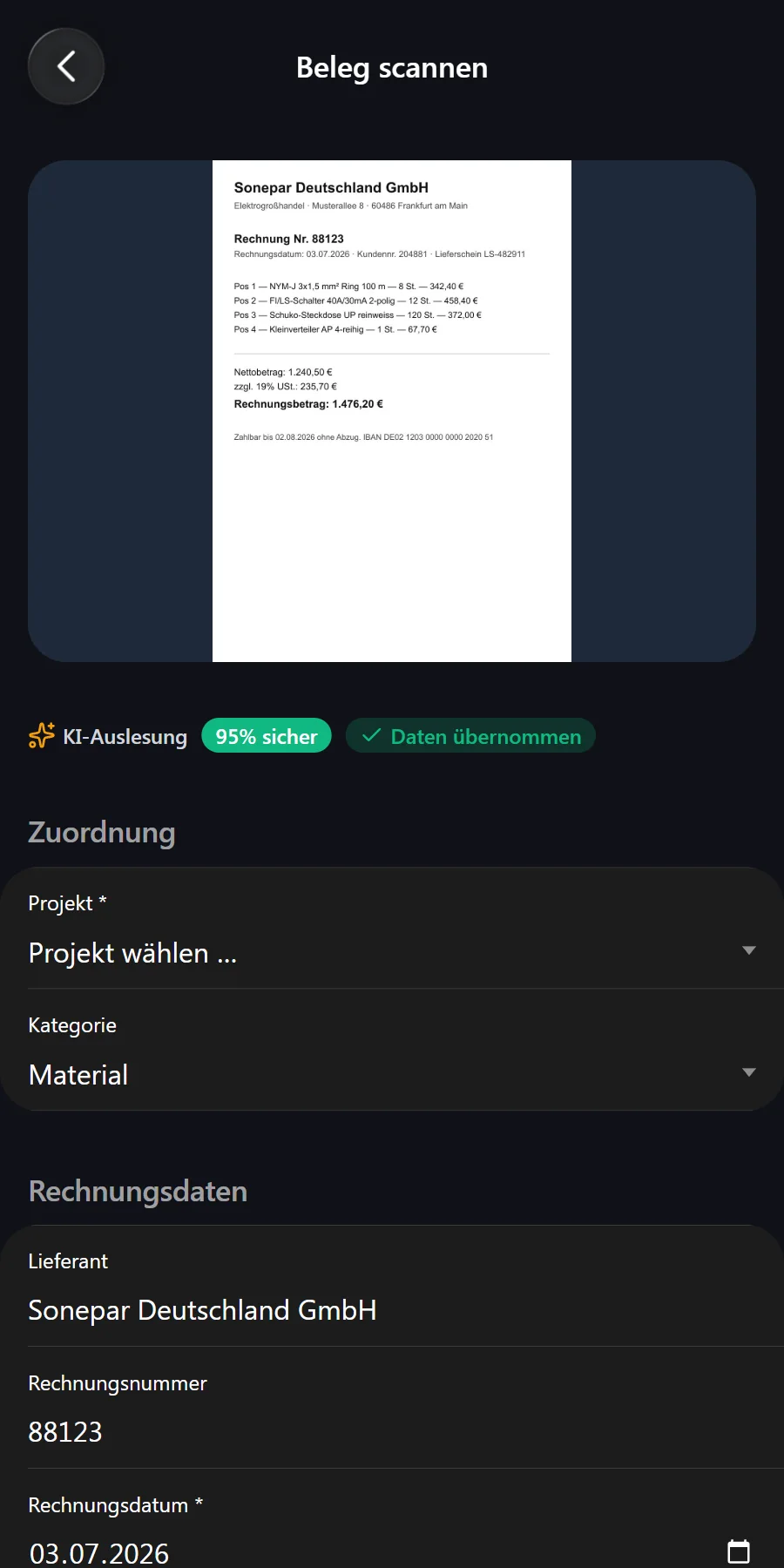 Belegscan in der CraftOS-App: fotografierte Eingangsrechnung, KI-Auslesung mit 95 % Sicherheit, Lieferant und Betrag erkannt.